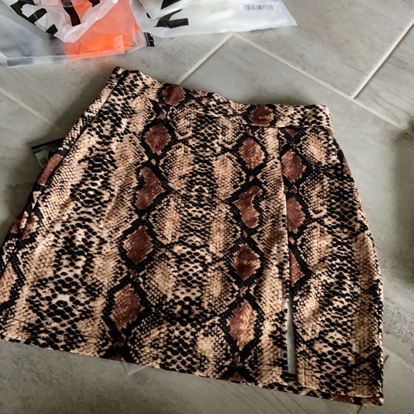 Snakeskin print vented mini skirt - Picture 5 of 8